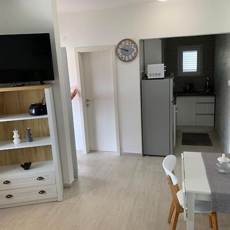 Tara'S Apartman Supetar Buitenkant foto